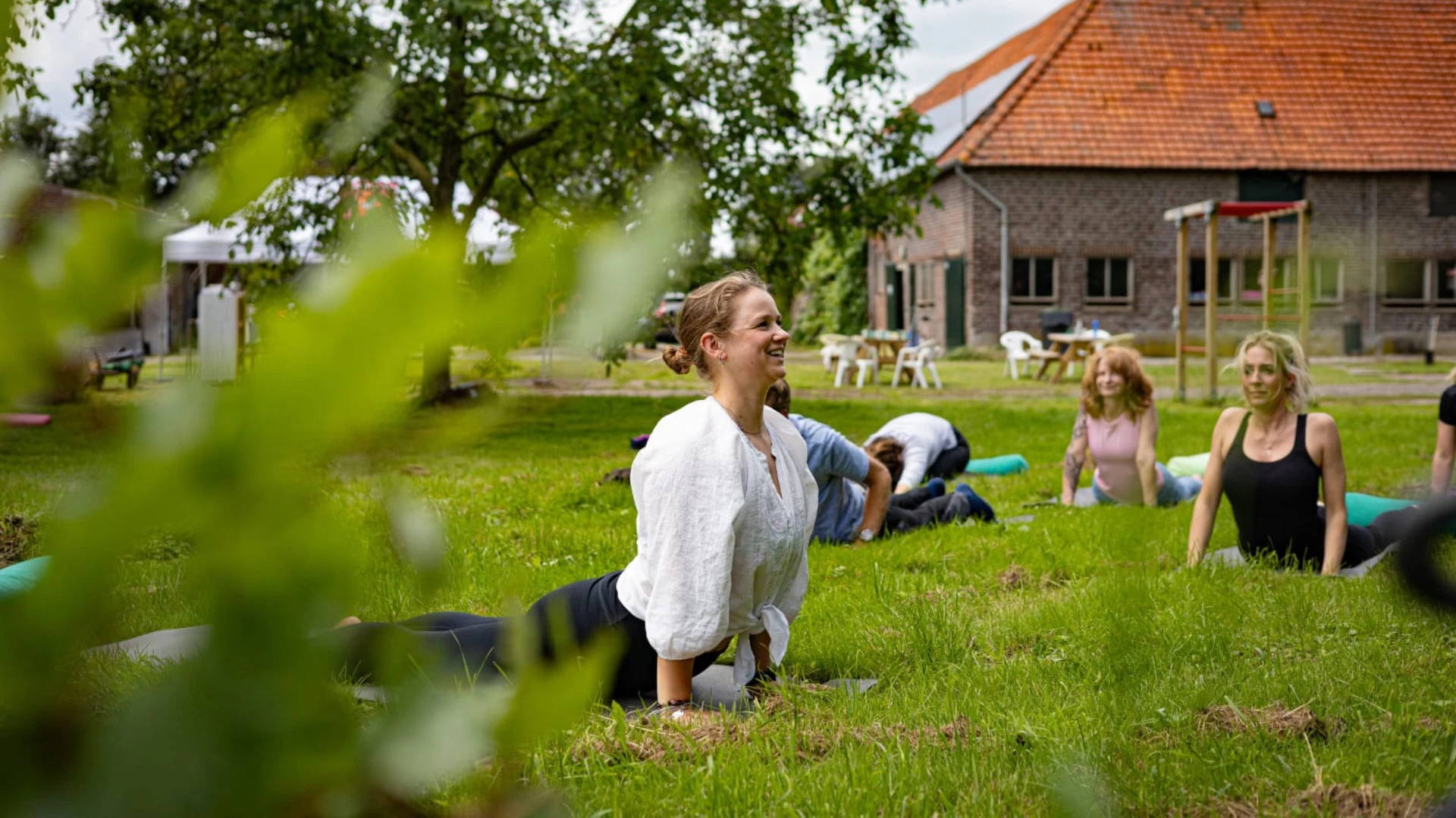 Yoga op het gras bij de boerderij in Echt